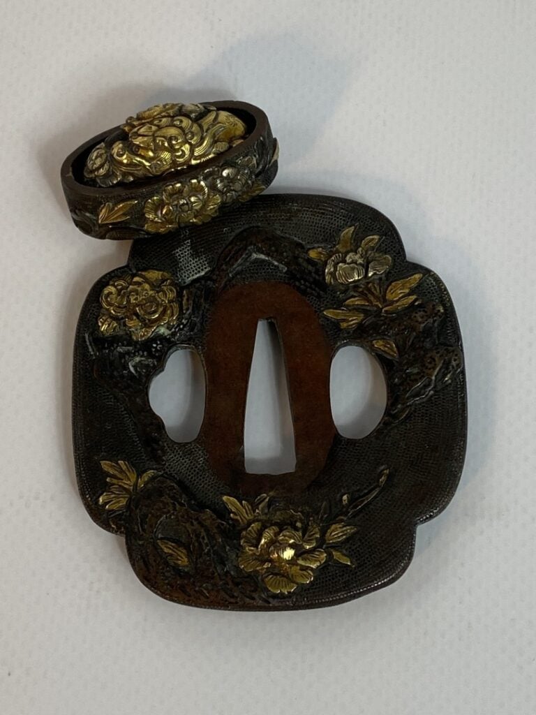 TSUBA ET FUCHI-KACHIRA EN BRONZE DORE - Japon - Quadrilobe et décoré par des fl…
