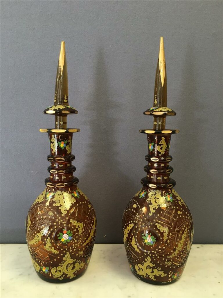 TURQUIE, BEYKOZ, XIX-XXème siècles. - Paire de carafes en verre fumé, taillé et…