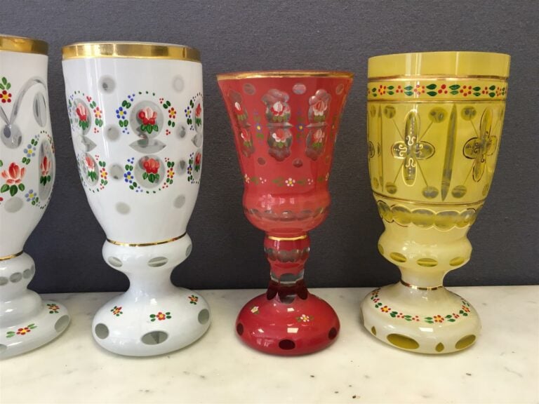 TURQUIE, BEYKOZ, XIX-XXèmes siècles. - Neuf verres en verre opalin de différent…