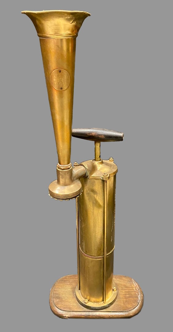 TYPHON - Importante corne de brume à piston en laiton et bois, plaque marquée "…