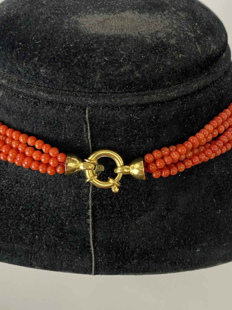 Un collier à cinq rang de perles miniatures en corail, fermoir en métal doré