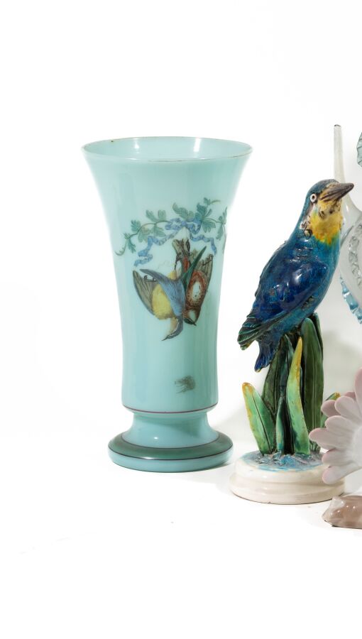 Un ensemble de sujets divers : martin pêcheur et colombe, vase en verre opalin…