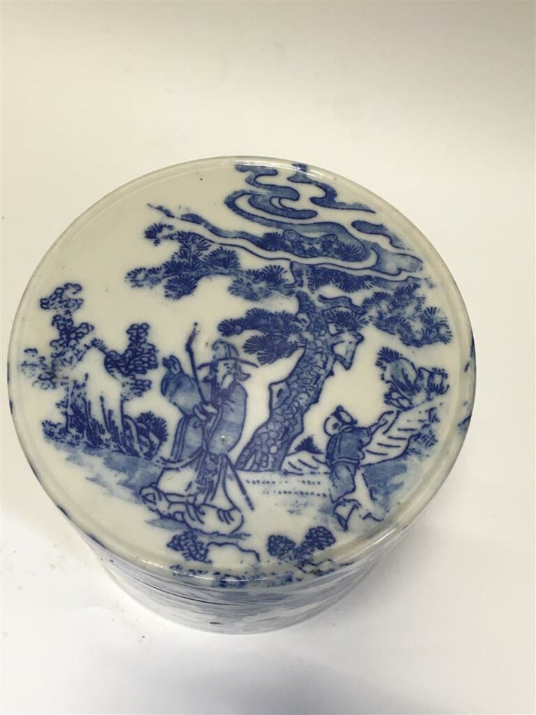 [-] UNE BOITE A THE PORCELAINE BLANC BLEU - Chine - A décor d'un sage toiste et…