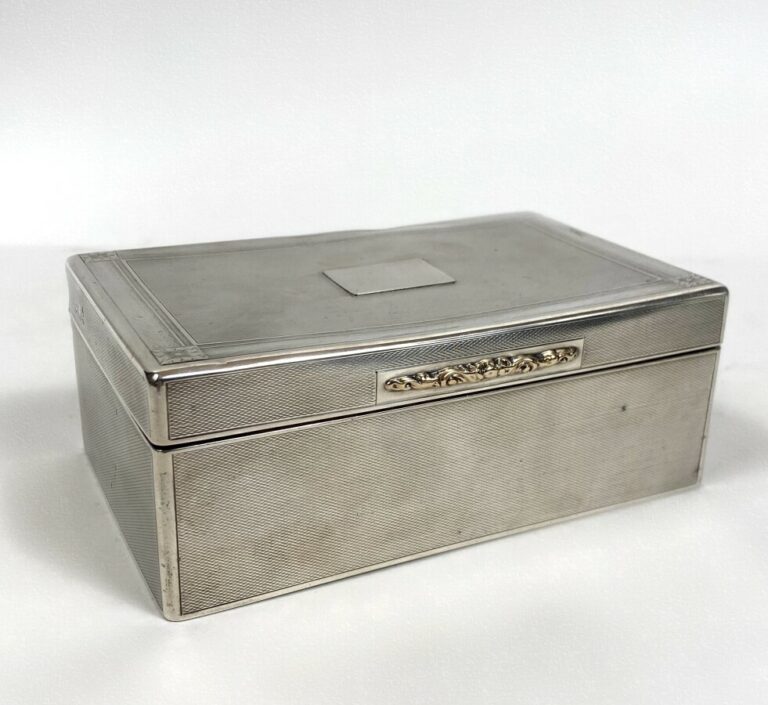 Une boîte en métal anglais à fond amati (légers chocs)