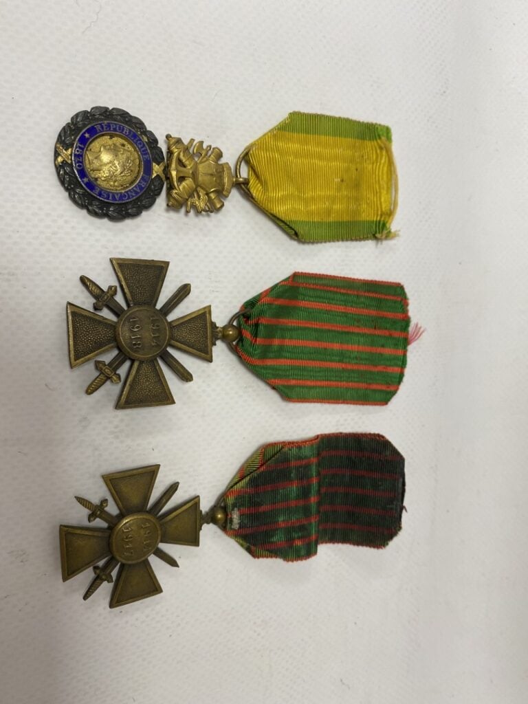 Une croix de guerre 1914-1917, une autre 1914-1918, et une autre de l'ordre du…