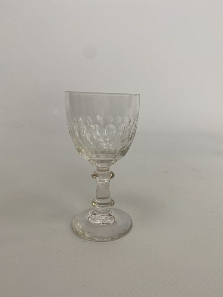 Une dizaine de verres à liqueur à pied certains gravés ou taillés (modèles dive…