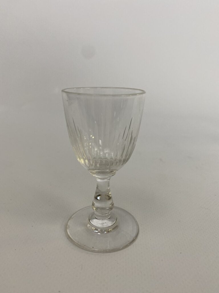 Une dizaine de verres à liqueur à pied certains gravés ou taillés (modèles dive…
