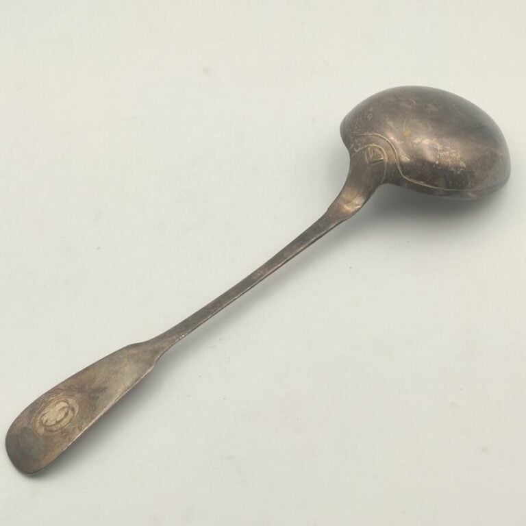 Une louche en argent uniplat. - Chiffrée CC dans une réserve accolée de branche…