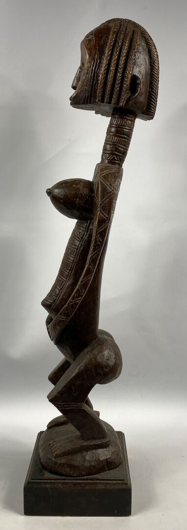 Une sculpture en bois dans le goût africain - H (sans le socle) : 67 cm