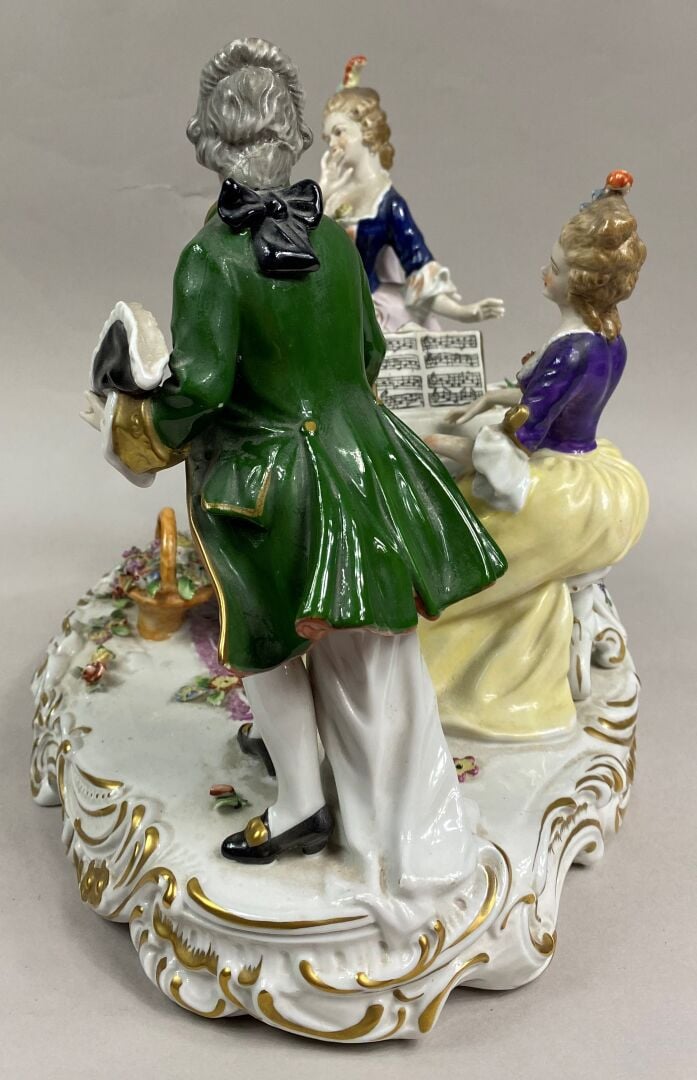 UNTER WEISS BACH, Saxe - Grand groupe en porcelaine émaillée polychrome représe…