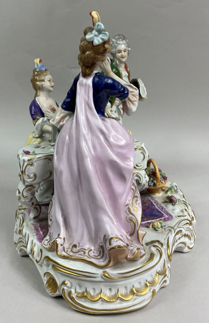 UNTER WEISS BACH, Saxe - Grand groupe en porcelaine émaillée polychrome représe…