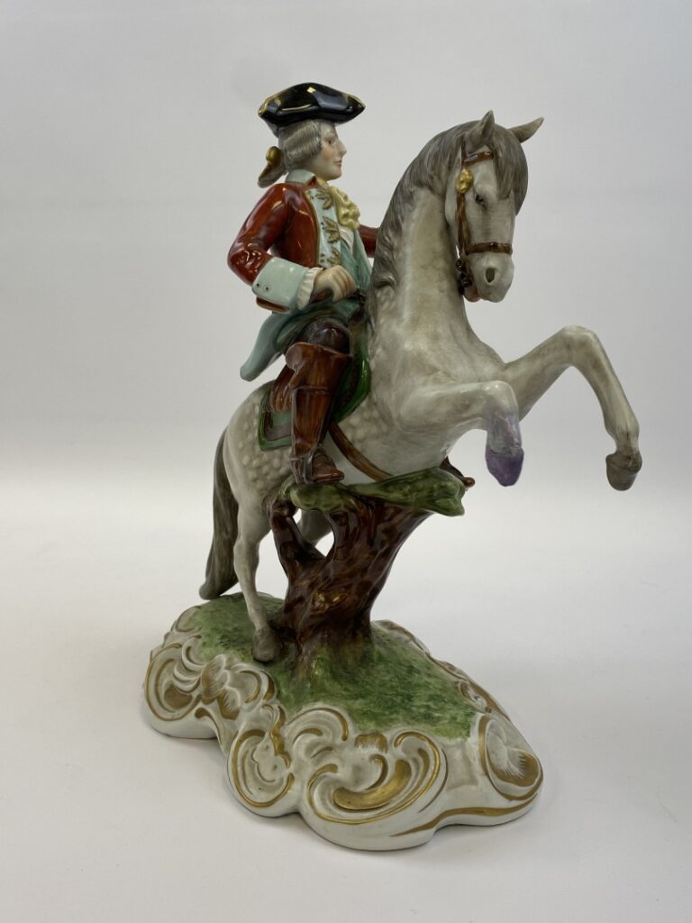UNTERWEISSBACH - Allemagne - Cavalier en porcelaine représenté cheval cabrant.…