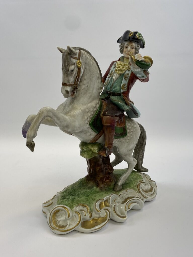 UNTERWEISSBACH - Allemagne - Cavalier en porcelaine représenté cheval cabrant.…
