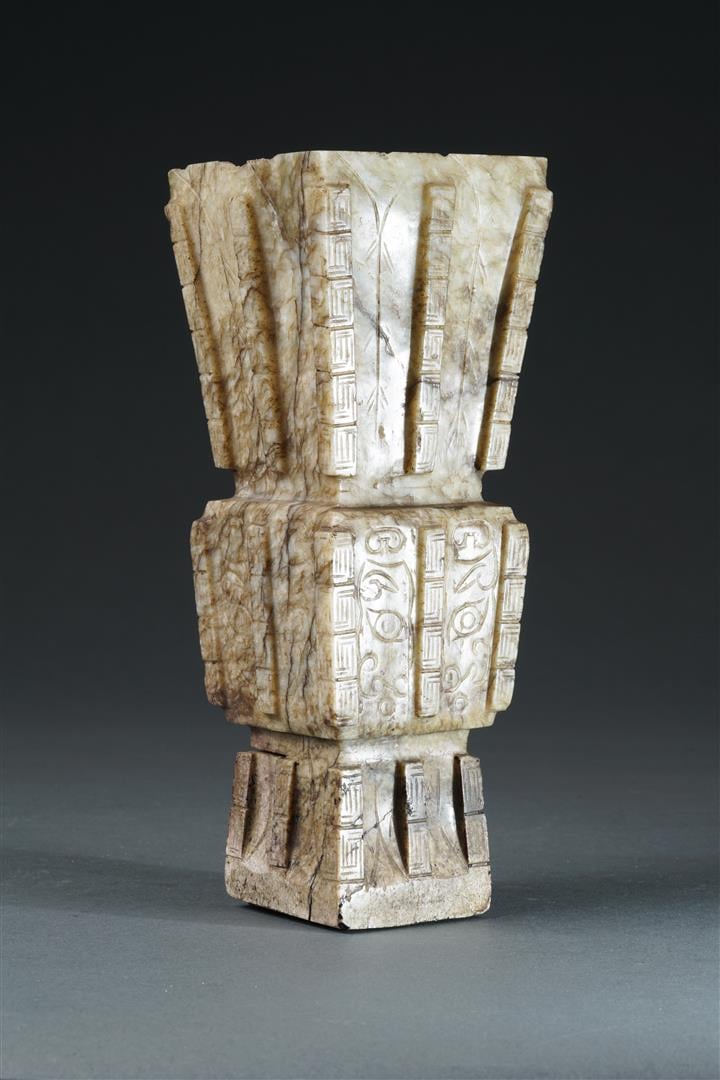 VAISSELLE ARCHAISANTE EN JADE NEPHRITE CALCIFIE DIT " OS DE POULET ", GU - Chin…