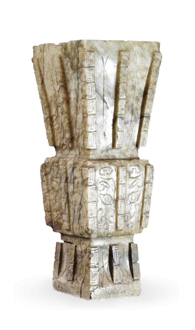 VAISSELLE ARCHAISANTE EN JADE NEPHRITE CALCIFIE DIT " OS DE POULET ", GU - Chin…