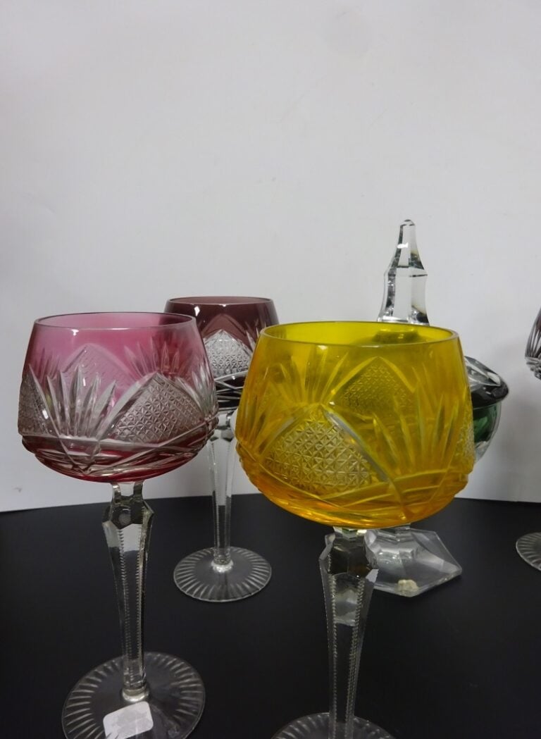 VAL SAINT-LAMBERT. - Drageoir en cristal taillé vert et blanc. - Hauteur: 26 cm…