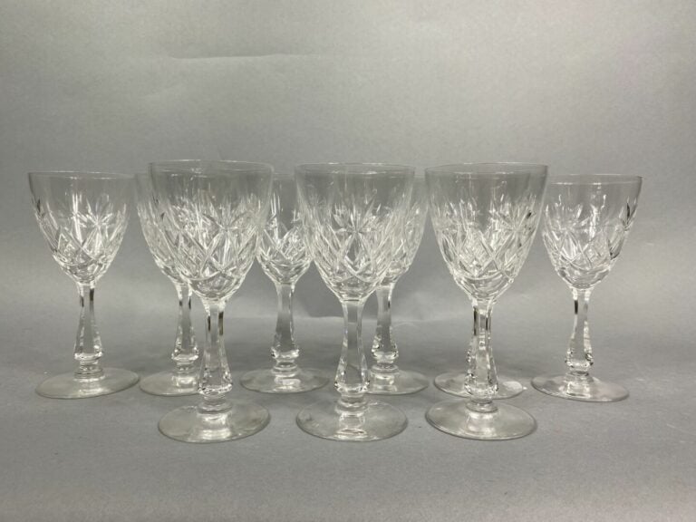 VAL SAINT LAMBERT (?) - Ensemble de neuf verres en cristal taillé et une carafe…