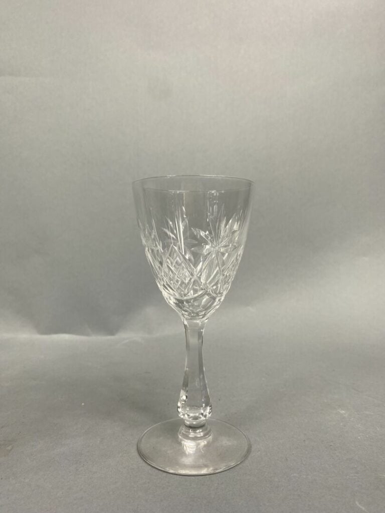 VAL SAINT LAMBERT (?) - Ensemble de neuf verres en cristal taillé et une carafe…