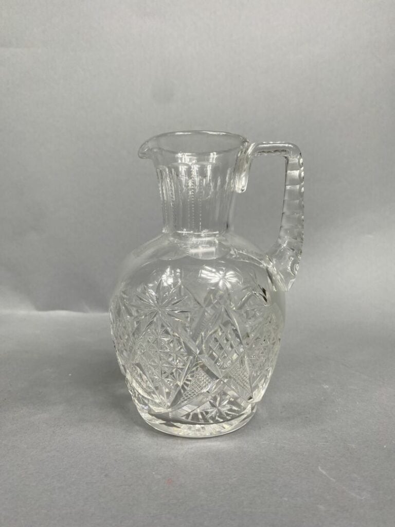 VAL SAINT LAMBERT (?) - Ensemble de neuf verres en cristal taillé et une carafe…