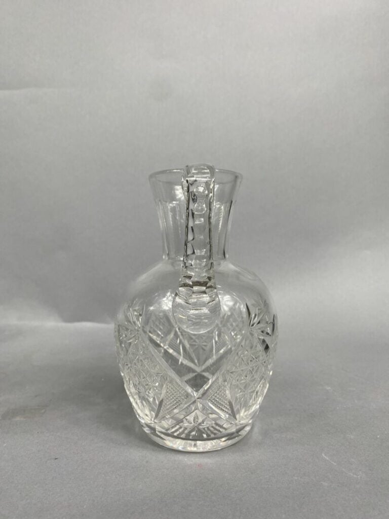 VAL SAINT LAMBERT (?) - Ensemble de neuf verres en cristal taillé et une carafe…
