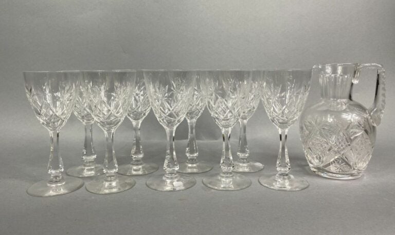 VAL SAINT LAMBERT (?) - Ensemble de neuf verres en cristal taillé et une carafe…