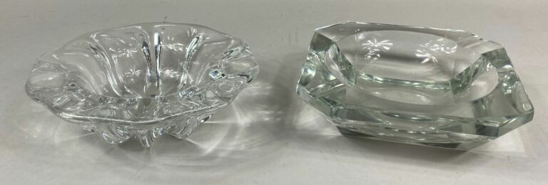 VAL SAINT-LAMBERT - Lot de deux cendriers vide-poches en cristal moulé, l'un à…