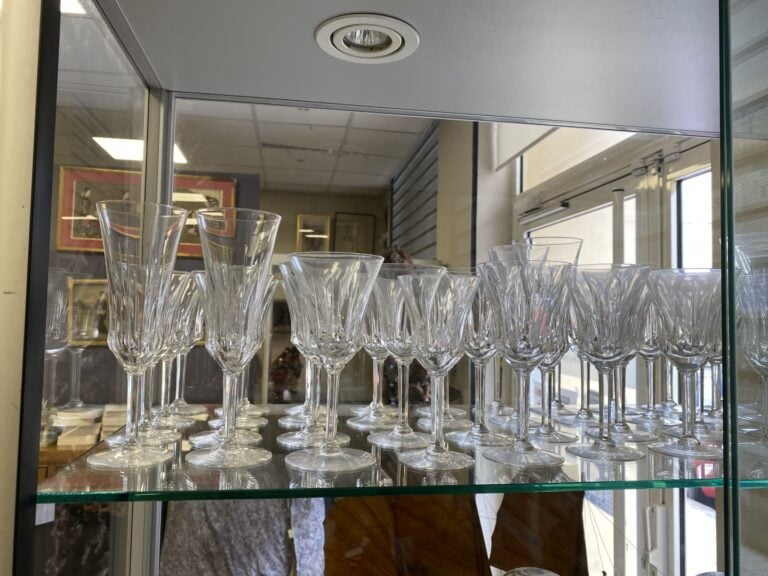 VAL SAINT LAMBERT. - Suite de verres à champagne, à vin et à eau à pied