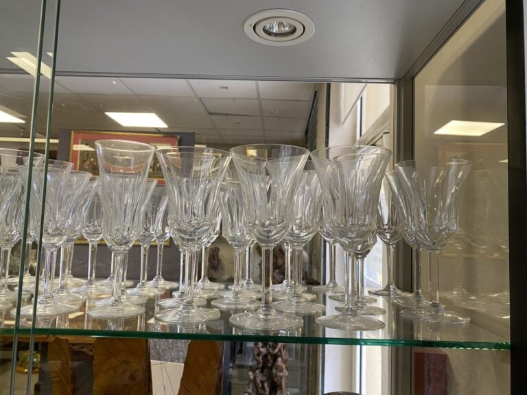 VAL SAINT LAMBERT. - Suite de verres à champagne, à vin et à eau à pied