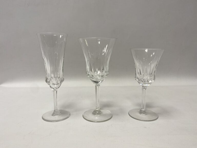 VAL SAINT LAMBERT. - Suite de verres à champagne, à vin et à eau à pied