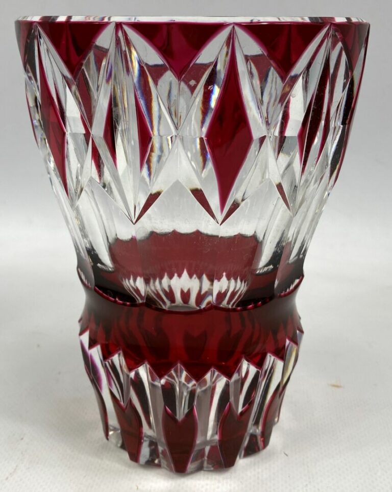VAL SAINT LAMBERT - Vase en cristal transparent et coloré rouge - Signé sous la…