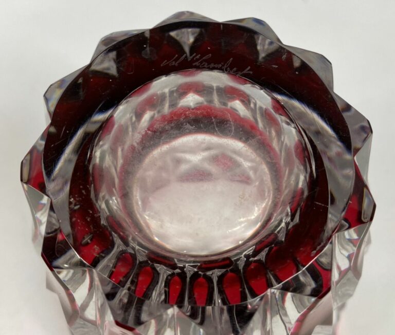 VAL SAINT LAMBERT - Vase en cristal transparent et coloré rouge - Signé sous la…