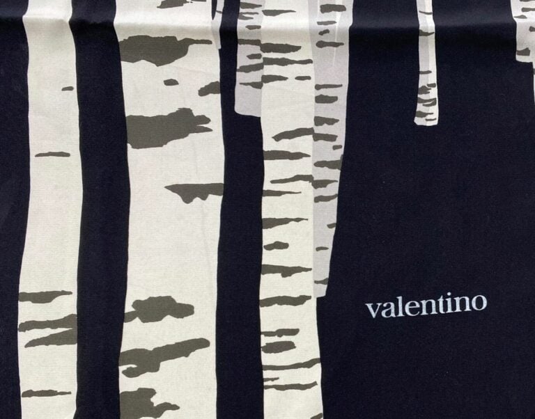 VALENTINO - Carré en soie à décor imprimé d'arbres sur fond noir