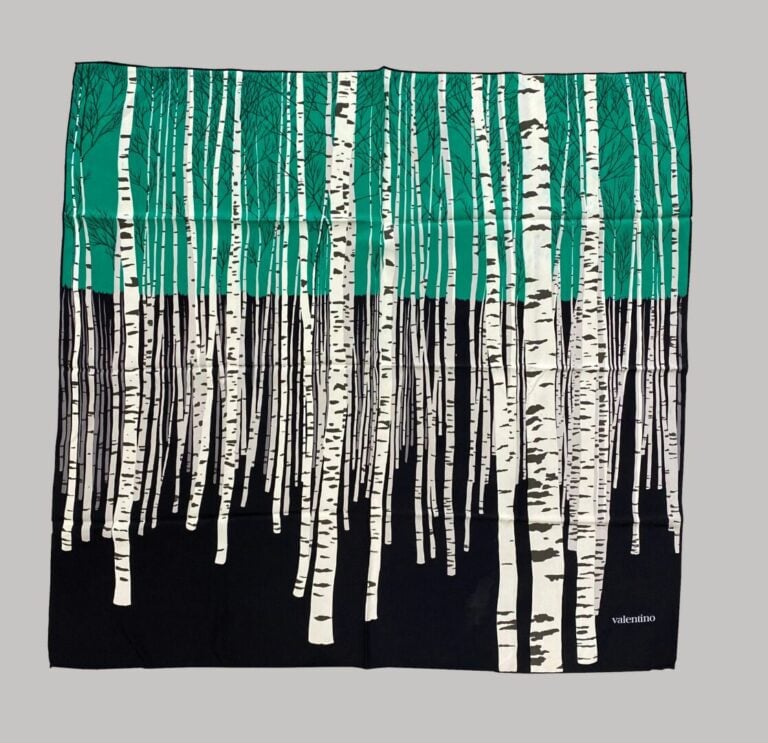 VALENTINO - Carré en soie à décor imprimé d'arbres sur fond noir