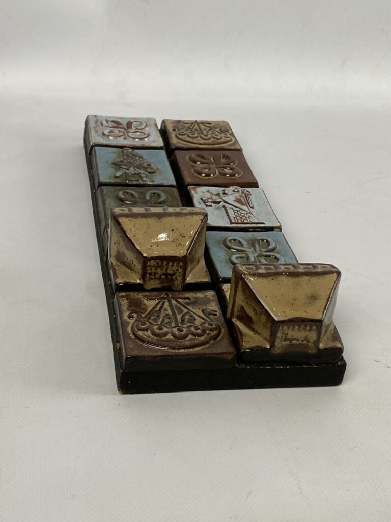 VALLAURIS , atelier les Archanges - Plaque en céramique émaillée polychrome rep…