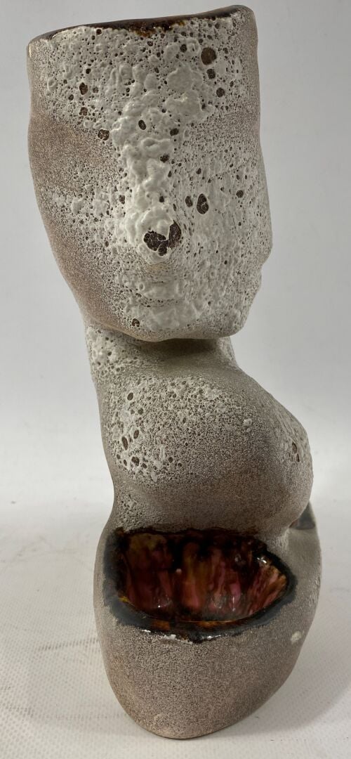 VALLAURIS - Sculpture figurant un visage de femme de profil en grès émaillé, la…