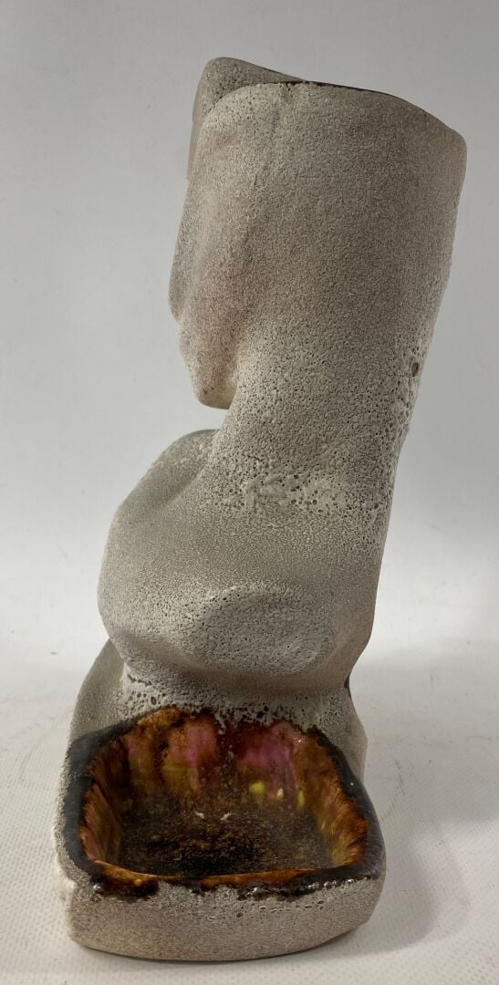 VALLAURIS - Sculpture figurant un visage de femme de profil en grès émaillé, la…