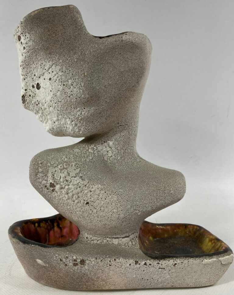 VALLAURIS - Sculpture figurant un visage de femme de profil en grès émaillé, la…