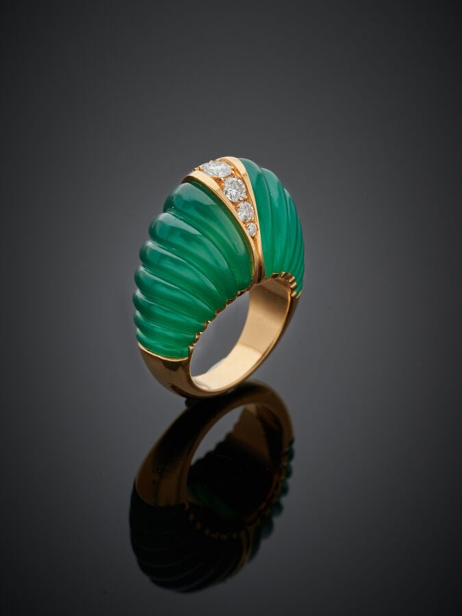 VAN CLEEF & ARPELS - BAGUE haute en or jaune (750‰) ornée de deux chrysoprases…