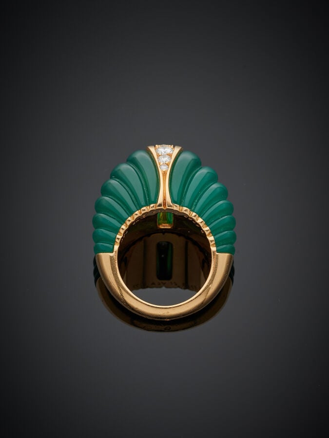 VAN CLEEF & ARPELS - BAGUE haute en or jaune (750‰) ornée de deux chrysoprases…