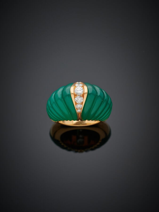 VAN CLEEF & ARPELS - BAGUE haute en or jaune (750‰) ornée de deux chrysoprases…