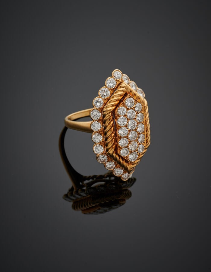 VAN CLEEF & ARPELS - BAGUE hexagonale "marquise" en or jaune (750‰) torsadé, se…
