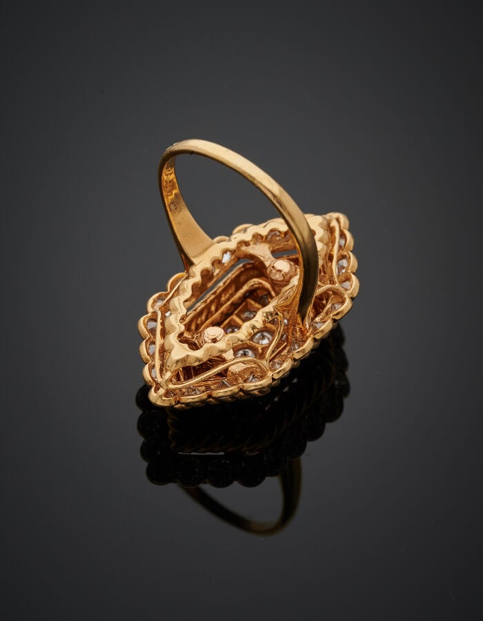 VAN CLEEF & ARPELS - BAGUE hexagonale "marquise" en or jaune (750‰) torsadé, se…