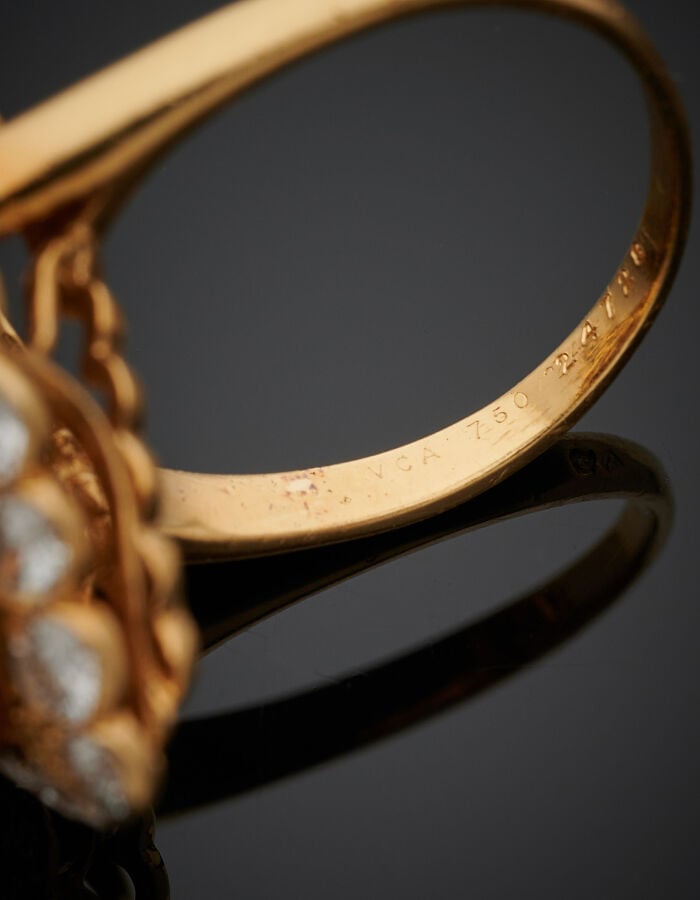 VAN CLEEF & ARPELS - BAGUE hexagonale "marquise" en or jaune (750‰) torsadé, se…