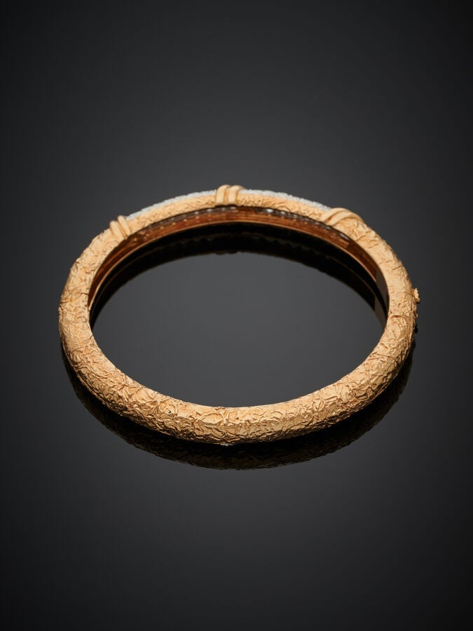 VAN CLEEF & ARPELS - BRACELET "jonc" rigide ouvrant en platine (950‰) et or jau…