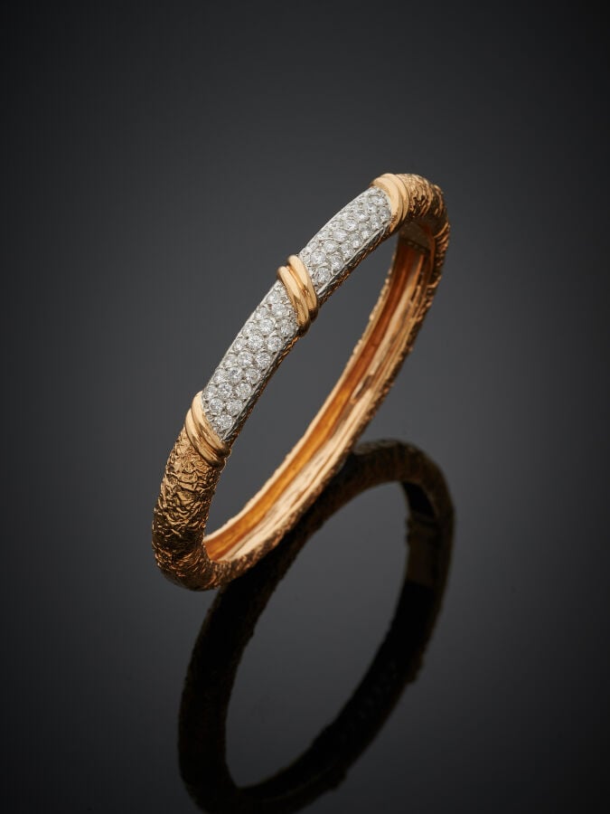 VAN CLEEF & ARPELS - BRACELET "jonc" rigide ouvrant en platine (950‰) et or jau…