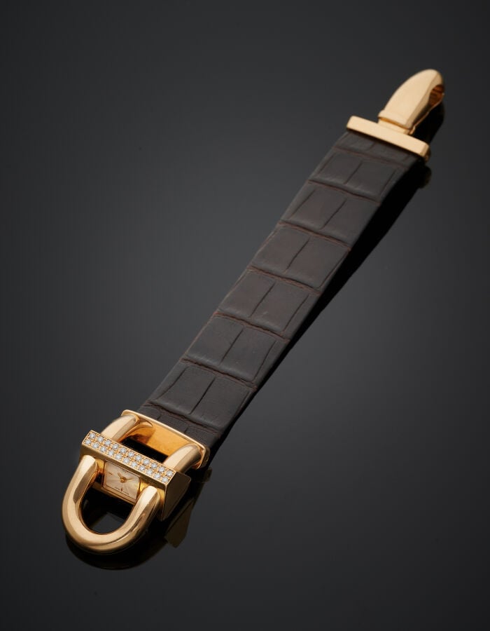 VAN CLEEF & ARPELS - BRACELET MONTRE de dame "Cadenas" en or jaune (750‰). Le b…