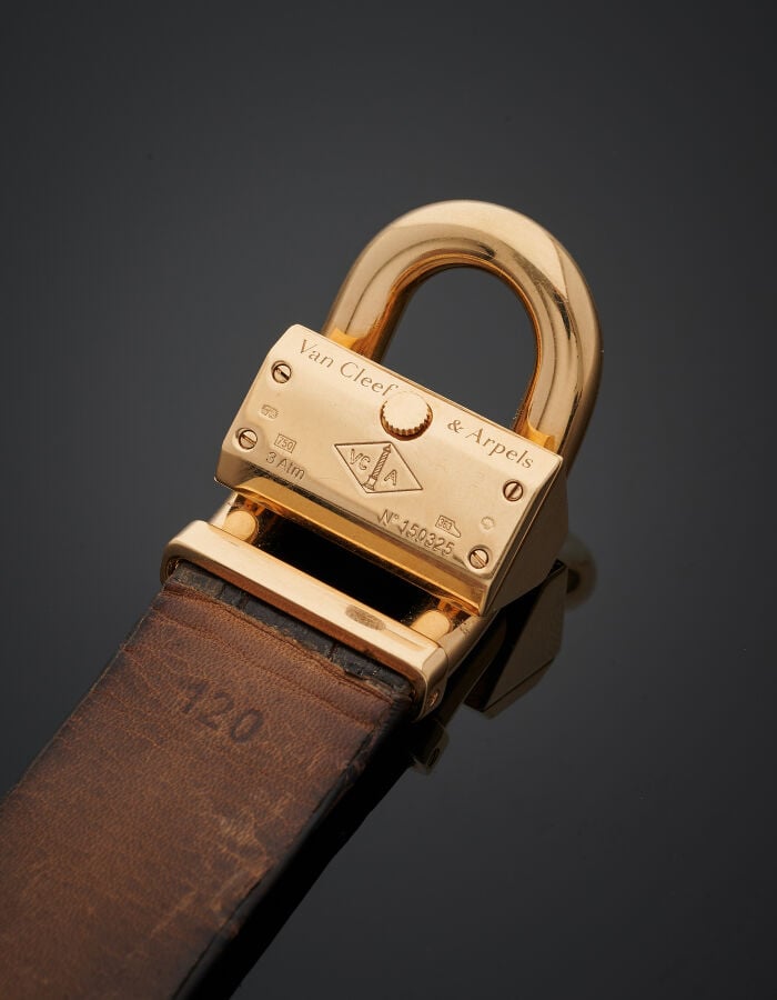 VAN CLEEF & ARPELS - BRACELET MONTRE de dame "Cadenas" en or jaune (750‰). Le b…