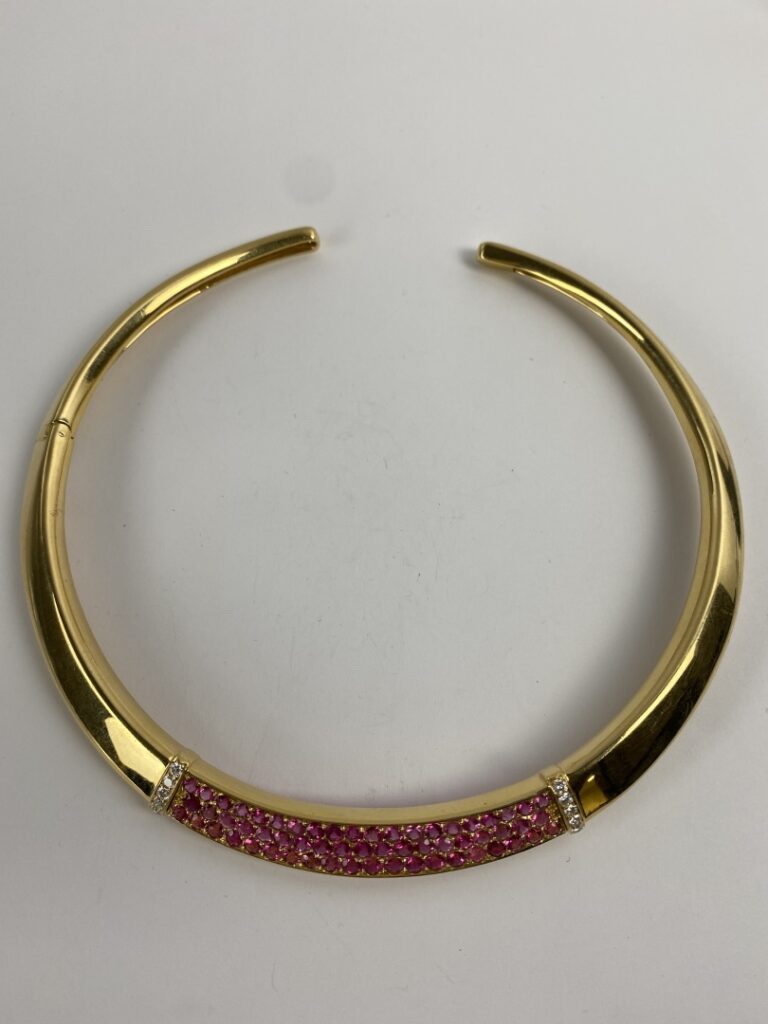 VAN CLEEF & ARPELS - Elégant collier torque articulé en or jaune (750) centré d…