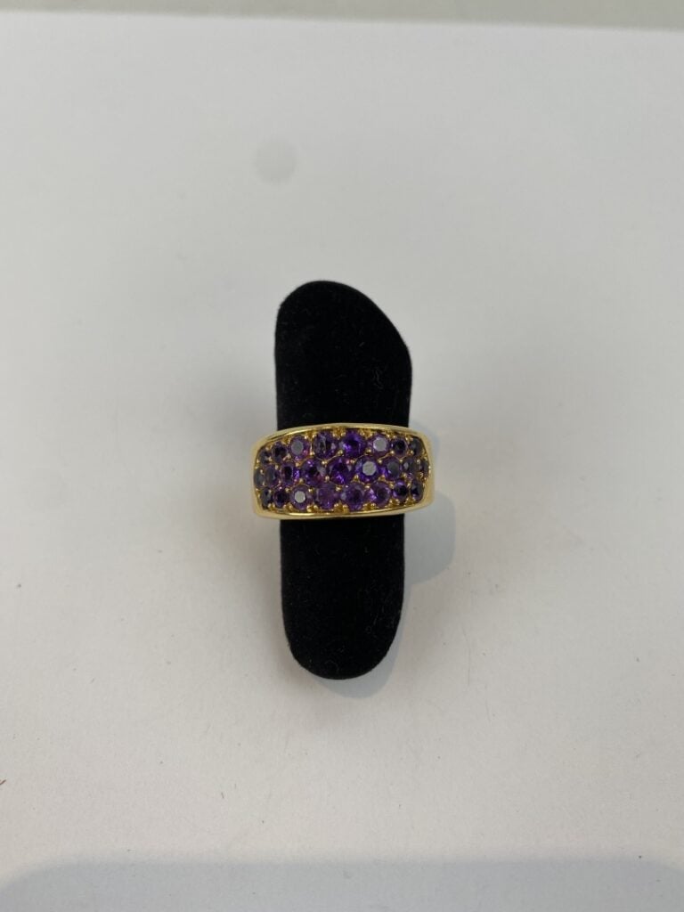 VAN CLEEF & ARPELS - Large bague bandeau en or jaune (750) centrée d'un pavage…