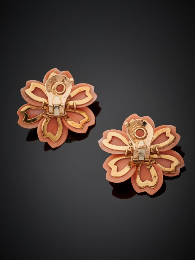 VAN CLEEF & ARPELS - Paire de CLIPS de d'OREILLES "Roses de Noël" en or jaune (…